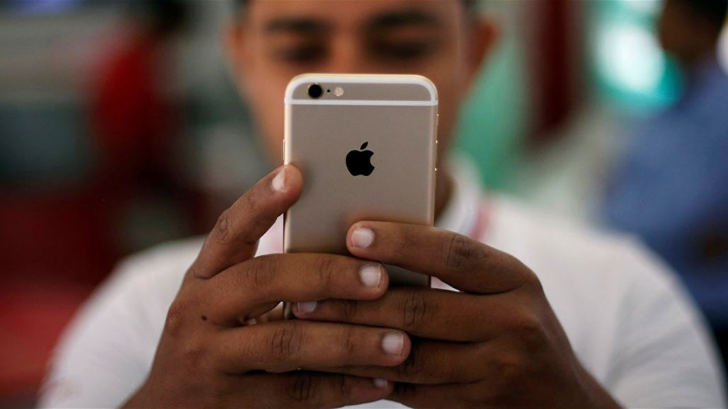 "الإصابة بالعمى"...خطر جديد من استخدام الجوال