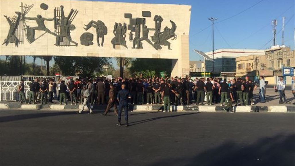العشرات يتظاهرون في ساحة التحرير وسط بغداد