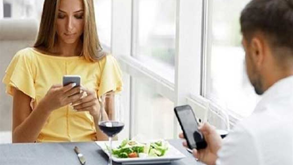 احذروا من استخدام هاتفكم أثناء تناول الطعام... والسبب؟