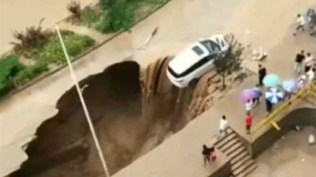 بالفيديو: إنقاذ سيارة من حفرة ضخمة بسبب فيضانات الصين