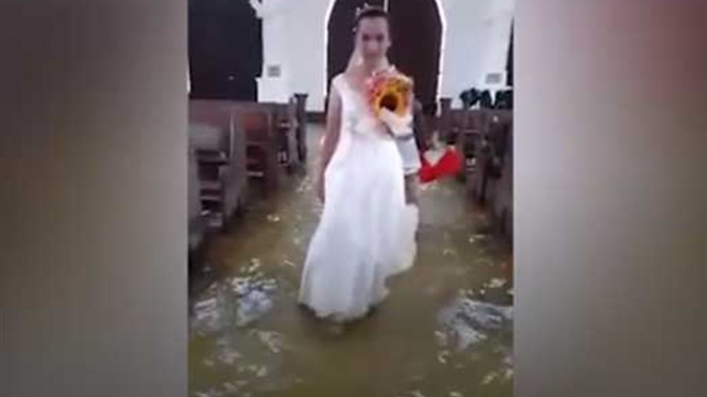 عروس تتحدى الفيضانات للزواج من والد طفليها!