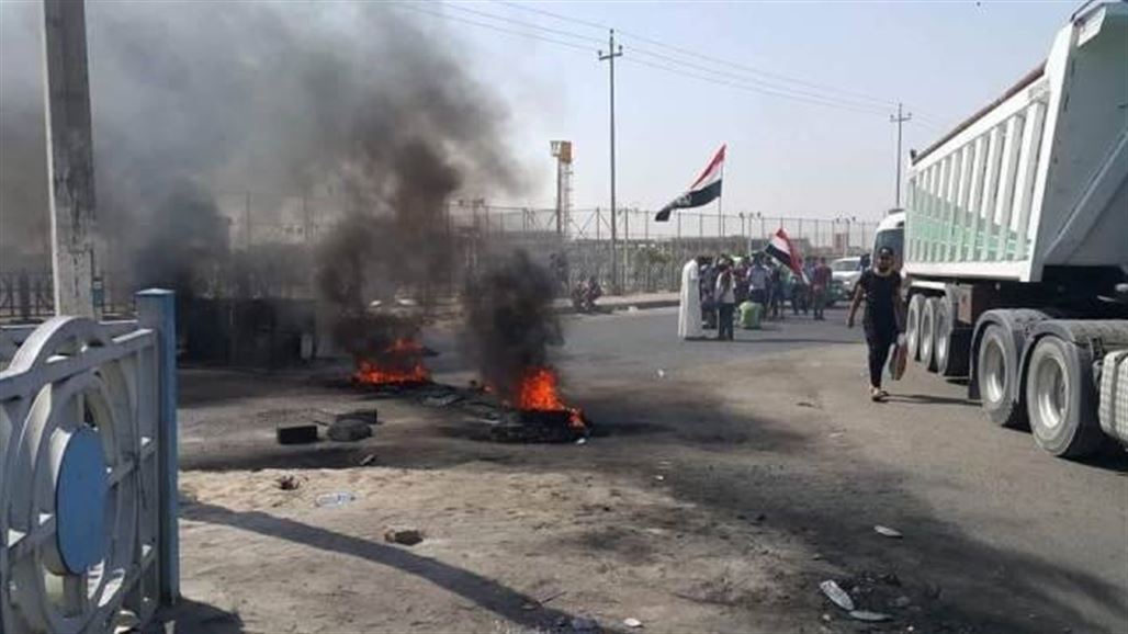 بالصور.. حرق اطارات وقطع للطريق في كرمة علي