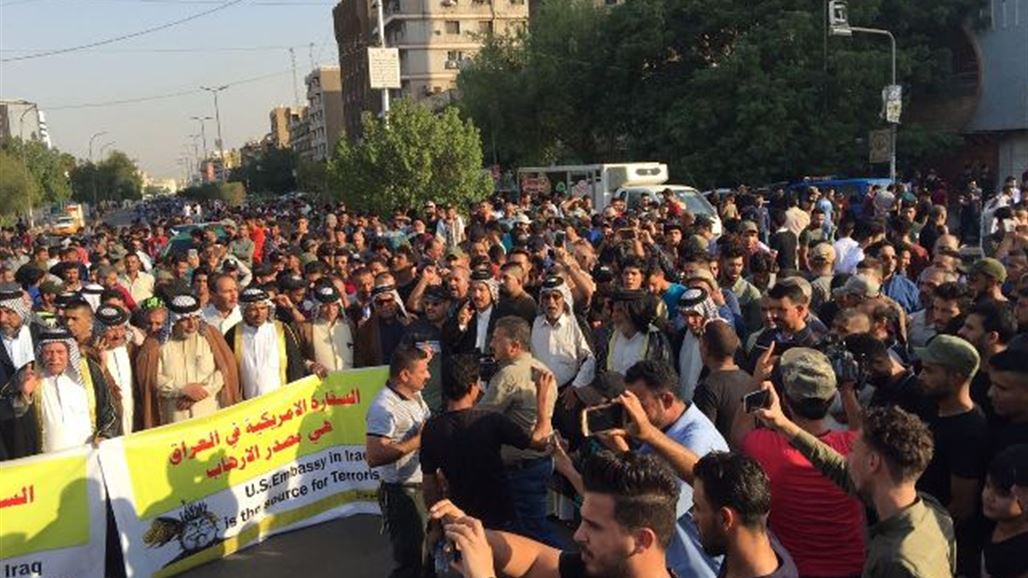 العشرات يتظاهرون بساحة الفردوس وسط بغداد ويطالبون بعدم التدخل الخارجي بتشكيل الحكومة