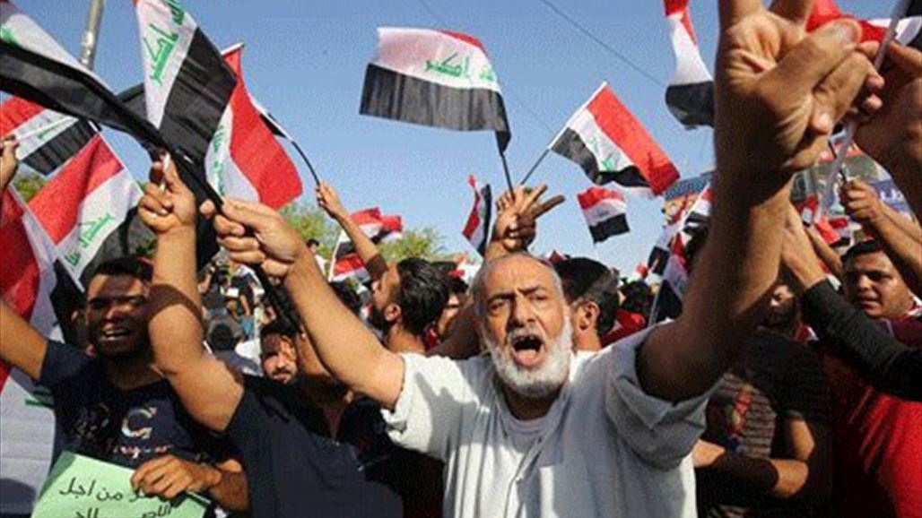 متظاهرون يتجمعون عند مدخل حقل نهر بن عمر النفطي في البصرة