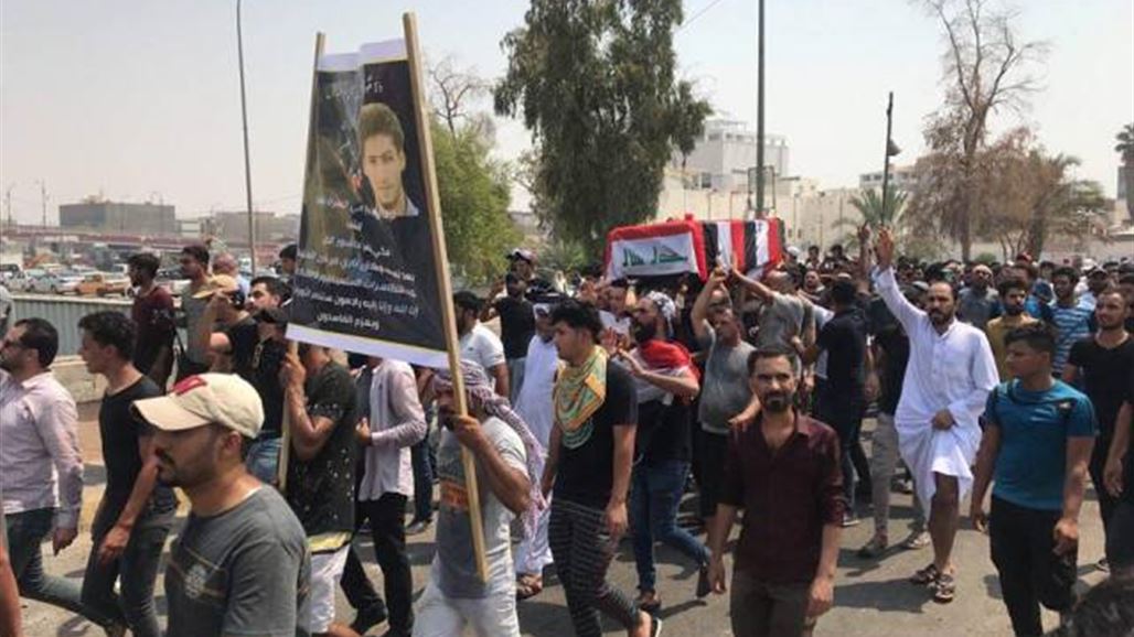 محتجو البصرة يتظاهرون قرب مبنى المحافظة