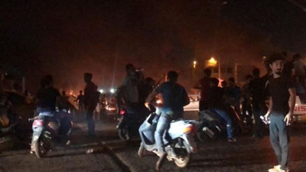 متظاهرون يحرقون سيارتين داخل مقر حزب الدعوة في البصرة