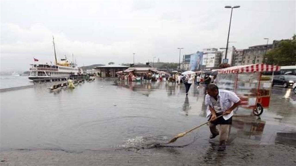 الأمطار تغمر إسطنبول وتشل حركة الحياة فيها