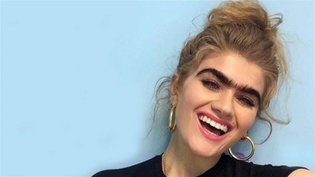 عارضة بحاجبين متصلين تثير موجة من الانتقادات على الإنترنت (فيديو وصور)