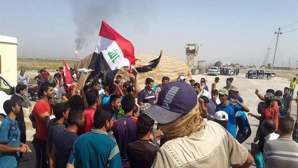 العشرات يتظاهرون قرب حقل نفطي شمال البصرة للمطالبة بفرص عمل