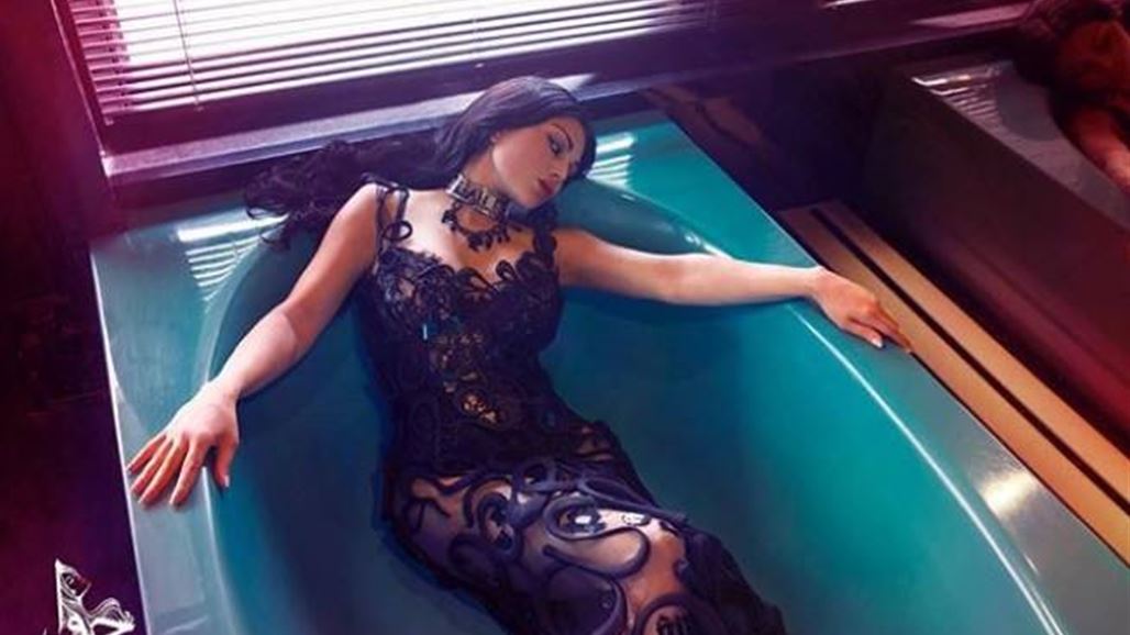 مشاهير يخضعون لجلسات تصوير في البانيو بملابس أنيقة