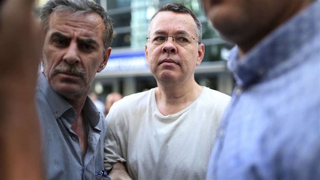 تركيا تخلي سبيل القس الأمريكي برانسون