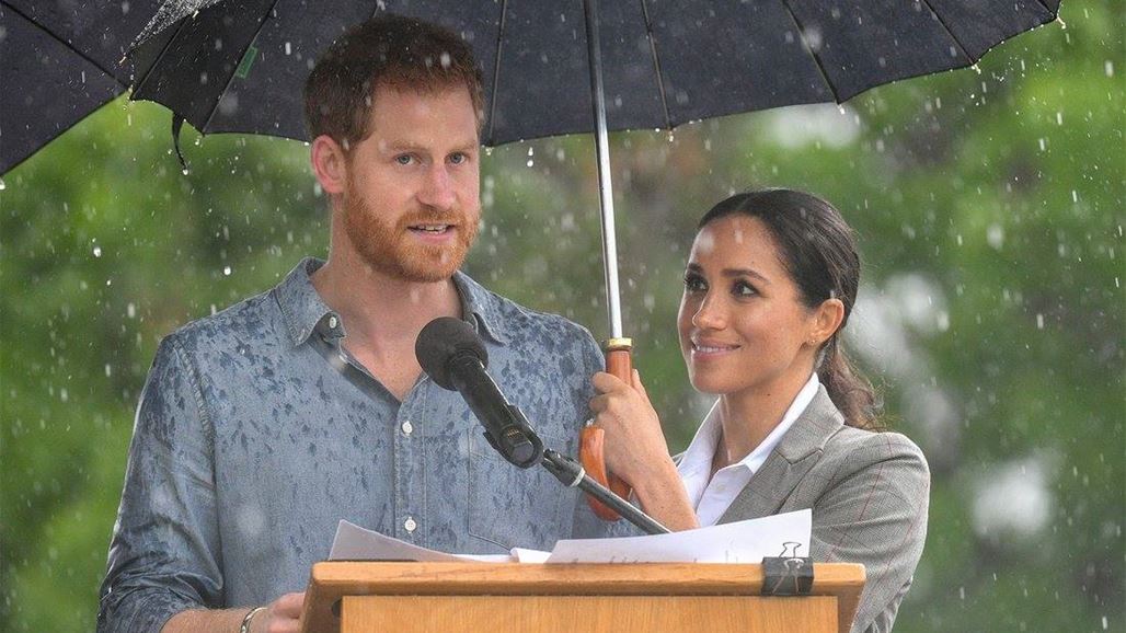 بالفيديو والصور: مشاهد رومانسية تجمع الأمير هاري والدوقة ميغان تحت الأمطار