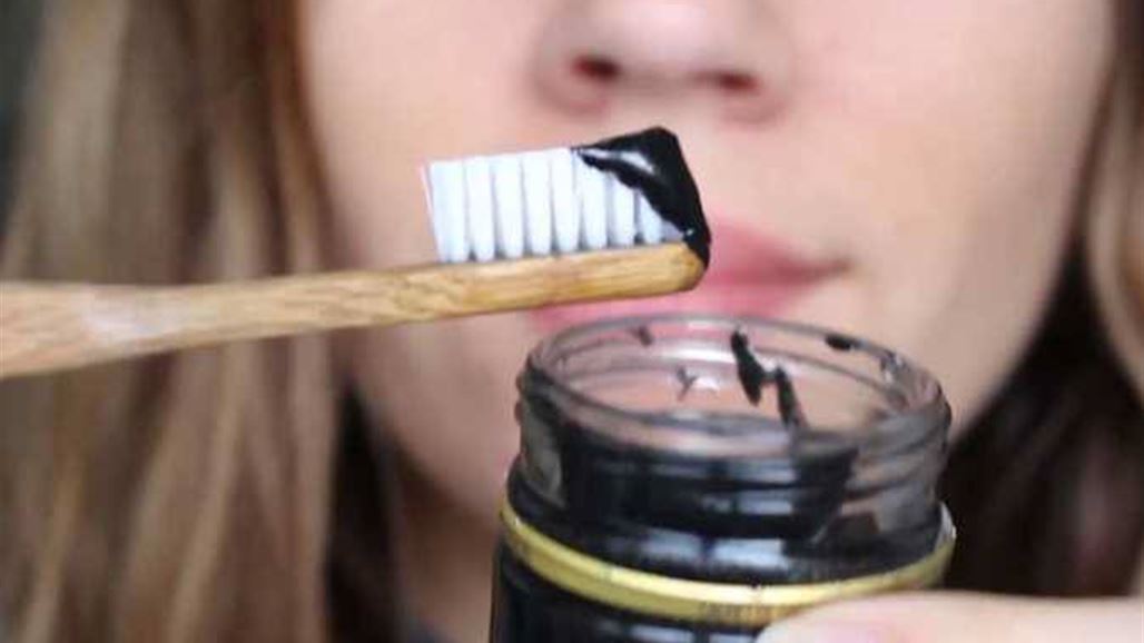 هل تبييض الأسنان بالفحم هو آمن وفعال؟