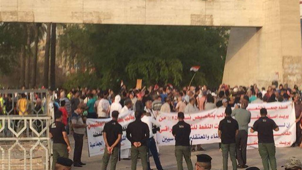 العشرات يتظاهرون في ساحة التحرير وسط بغداد