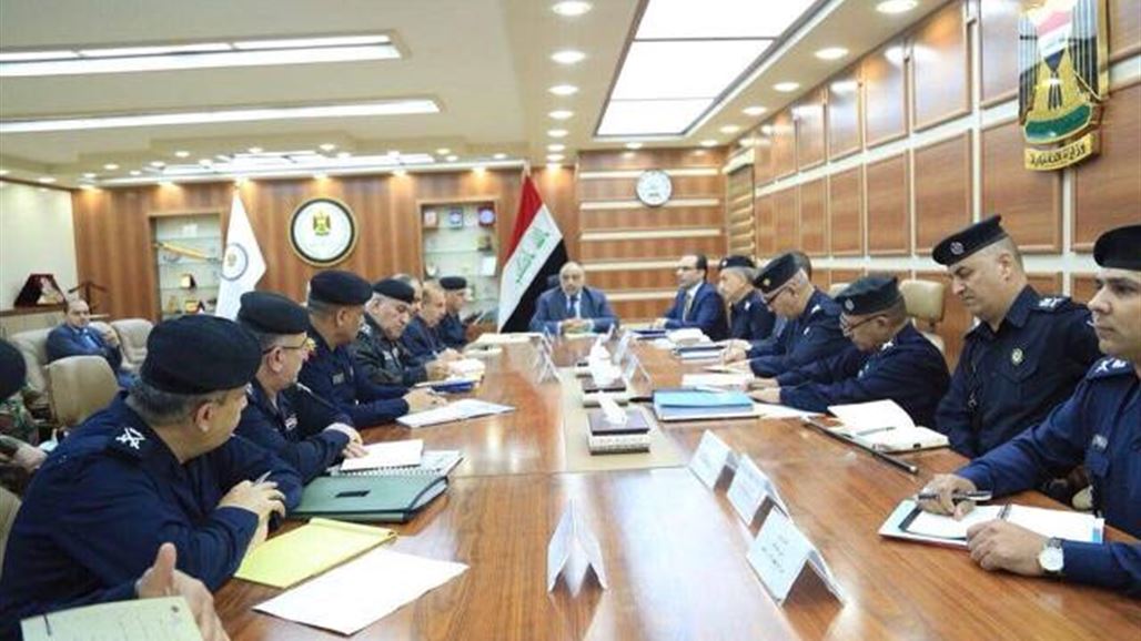 عبد المهدي يزور مقر الداخلية ويوجه بصياغة رؤية لتسلم الملف الأمني