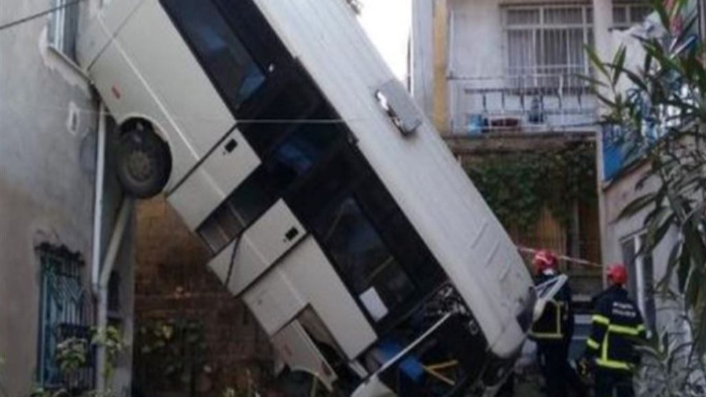 بالصورة.. حافلة صغيرة تنحشر بين عمارتين