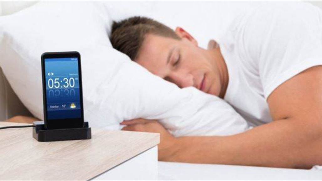 لهذه الأسباب إحذروا النوم بالقرب من الهاتف!