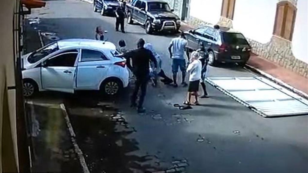 بالفيديو والصور: سيارة بدون سائق تدهس عجوزين وهذا ما حصل