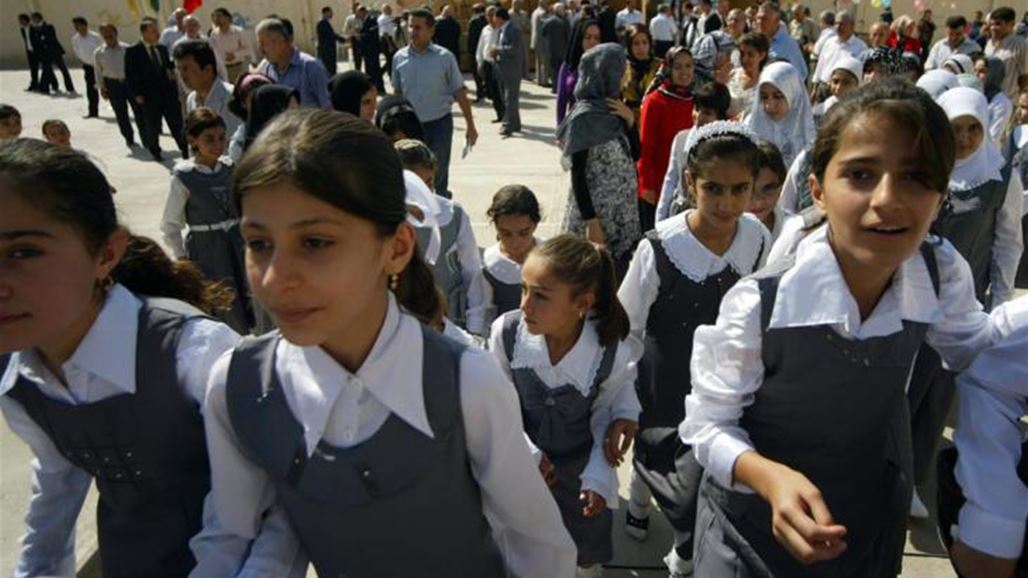 بالصور.. النجدة تنشر ضابطات ومنتسبات امام مدارس البنات ببغداد