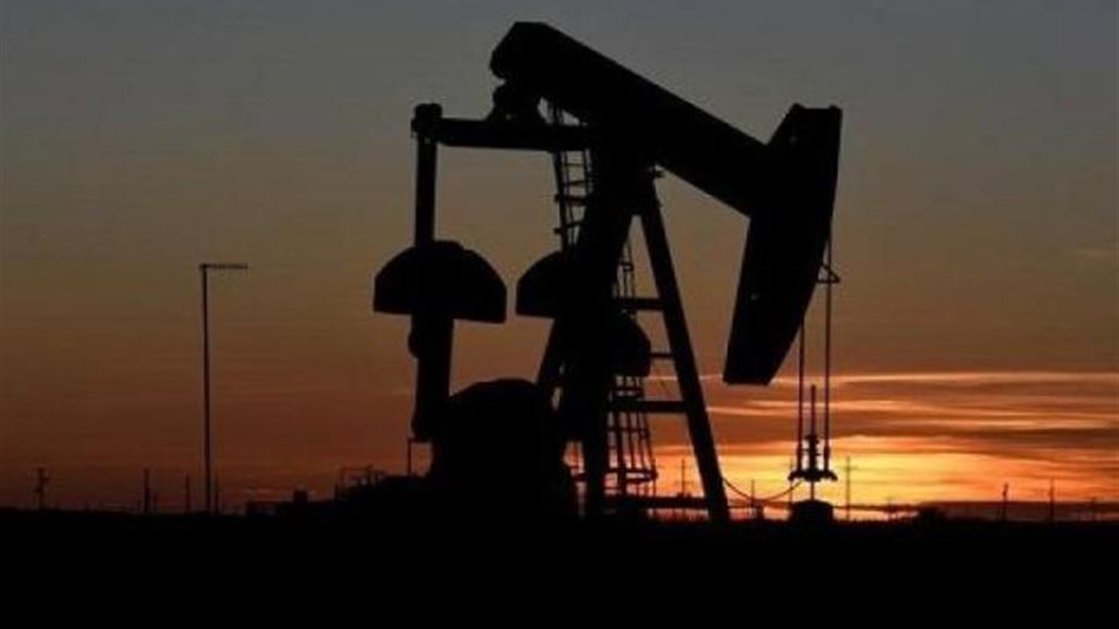 النفط يتراجع مع ارتفاع الإنتاج الأمريكي رغم خفض متوقع للإمدادات