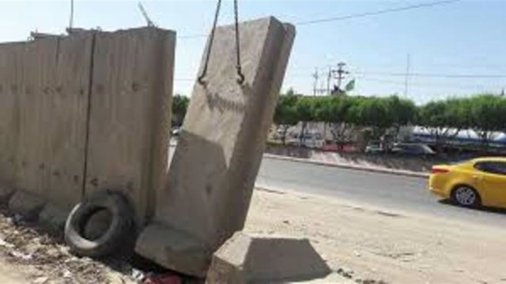 مرور النهضة ترفع الكتل الكونكريتية عن شارع الحمام وسط بغداد