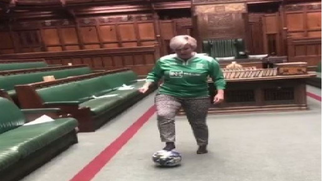 نائبة تستعرض مهاراتها في كرة القدم داخل البرلمان