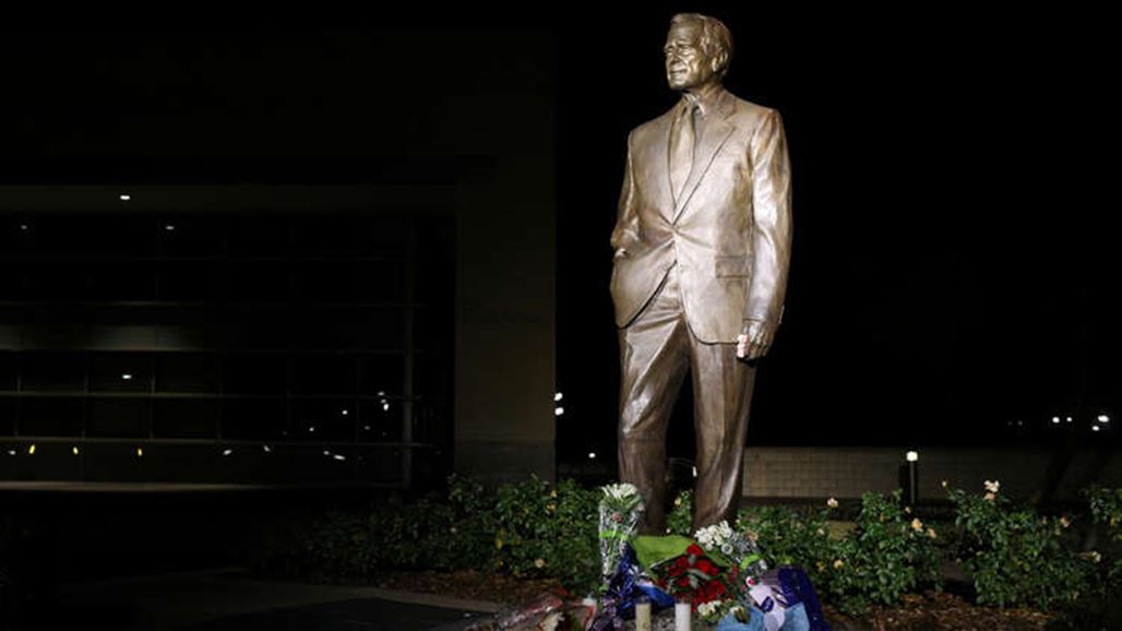 بوش الأب يوارى الثرى قرب مكتبة تحمل اسمه