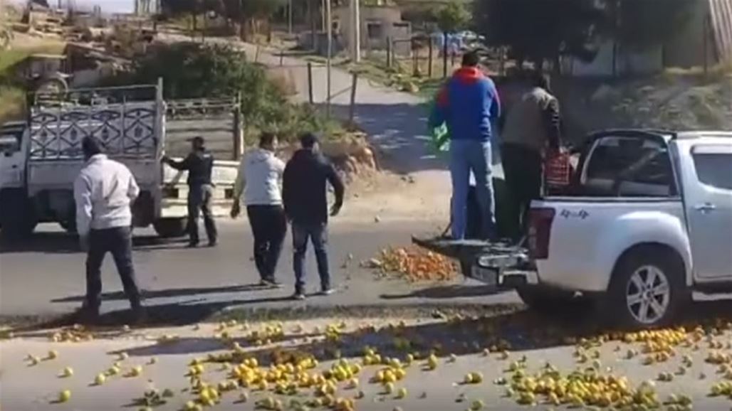 أردنيون يلقون بحمضياتهم في الشارع احتجاجا على تدفق منافساتها السورية
