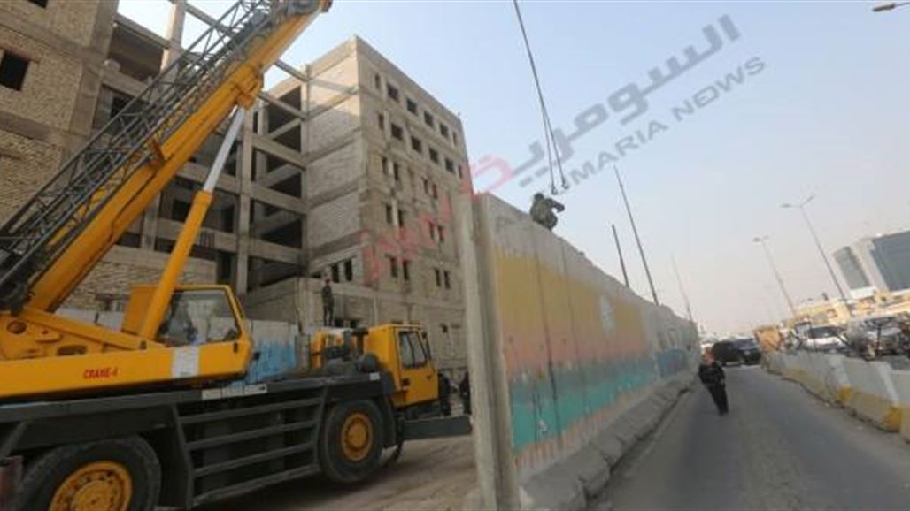 اللواء الرئاسي يباشر برفع الصبات الكونكريتية من امام مدارس الدورة