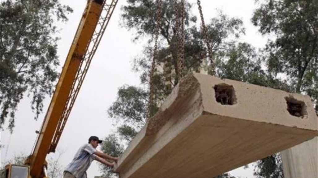 رفع الكتل الكونكريتية عن مبنى مصرف الرافدين في الكاظمية ببغداد