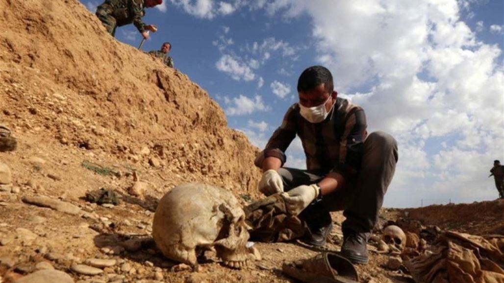 بين ضحاياها عراقيين.. الجيش السوري يكتشف مقابر جماعية في "البوكمال"