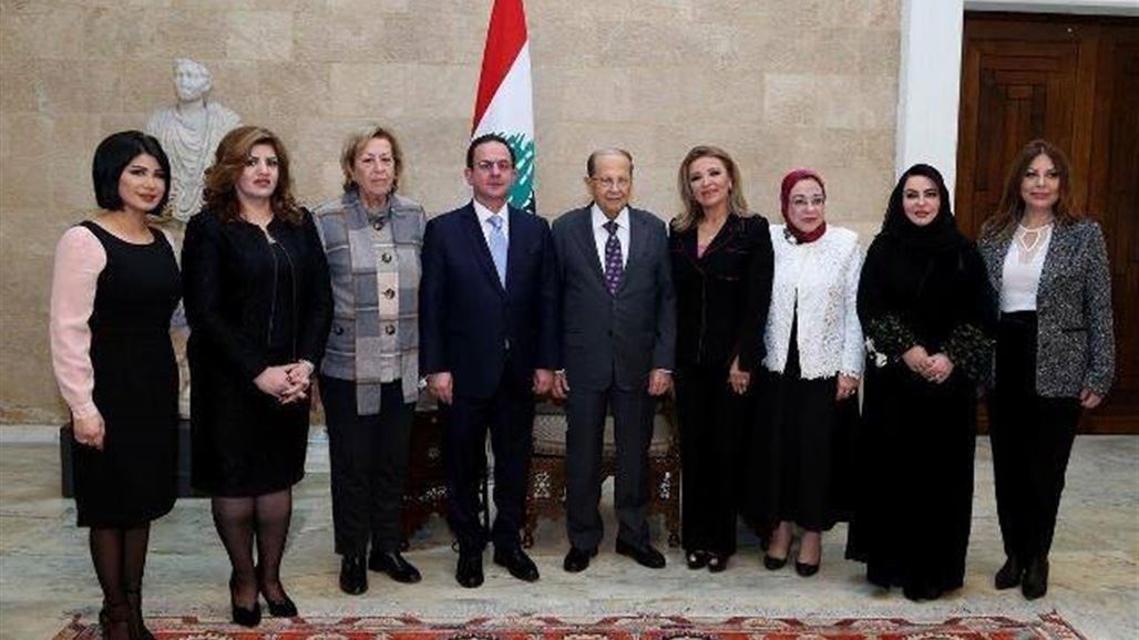 رئيسة منتدى الاعلاميات العراقيات تمنح الرئيس اللبناني درع أطوار بهجت