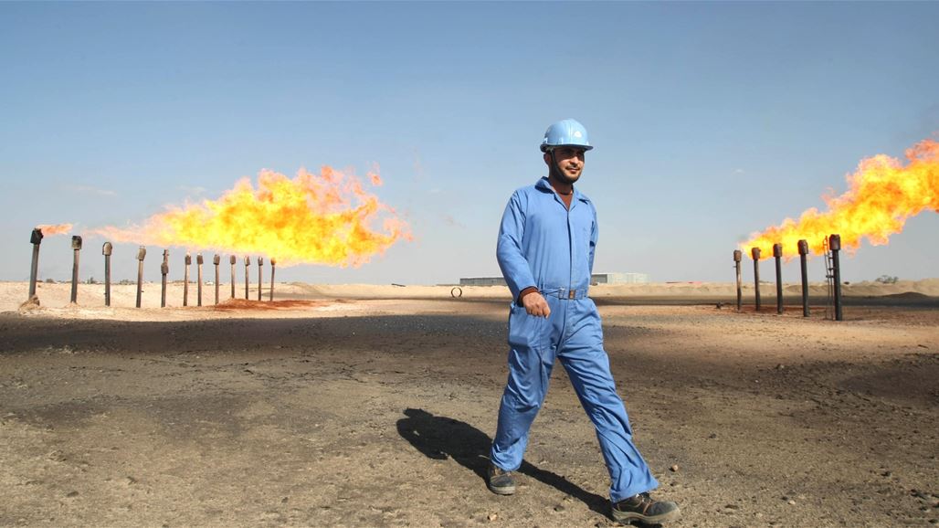 النفط توقع عقدين لحفر 40 بئرا في حقل مجنون