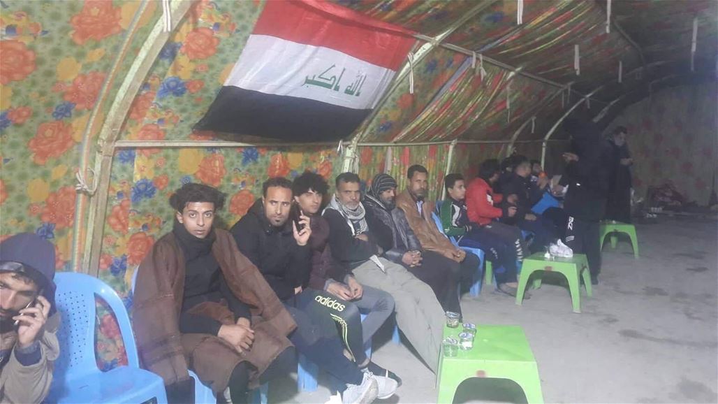 بالصور.. اعتصام لعشرات المواطنين من اهالي الحمزة الغربي بسبب سوء الخدمات