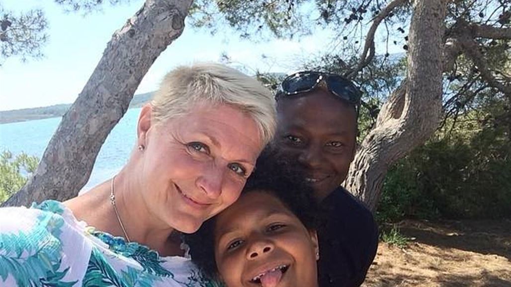 بالصور: لم يجدوا مقاعدهم المحجوزة في الطائرة فاضطروا على الجلوس أرضا