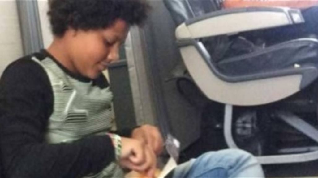 بالصور.. عائلة تضطر للجلوس على أرضية الطائرة في رحلة لأكثر من ساعتين