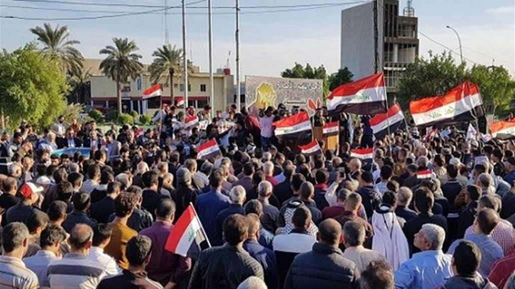 بالصور.. متظاهرون في البصرة يحرقون كرفانا للشرطة