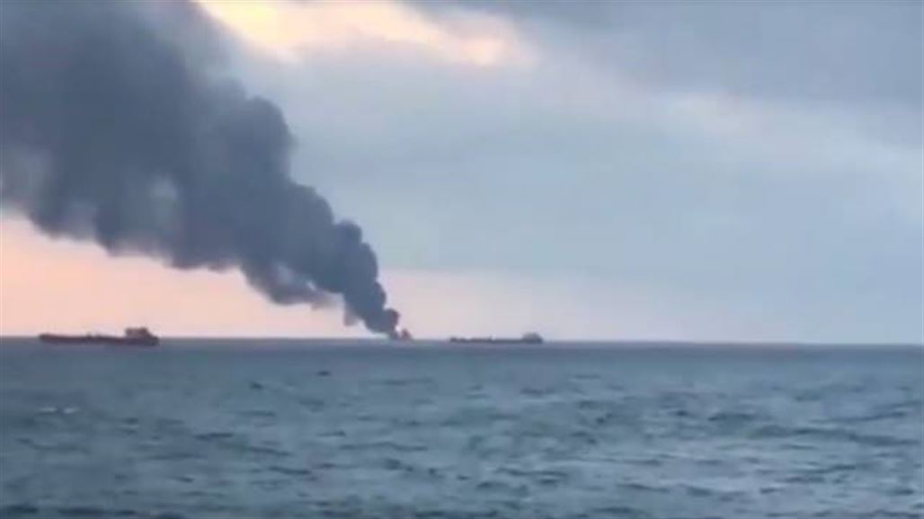 روسيا: اندلاع حريق في سفينتين بمضيق كيرتش