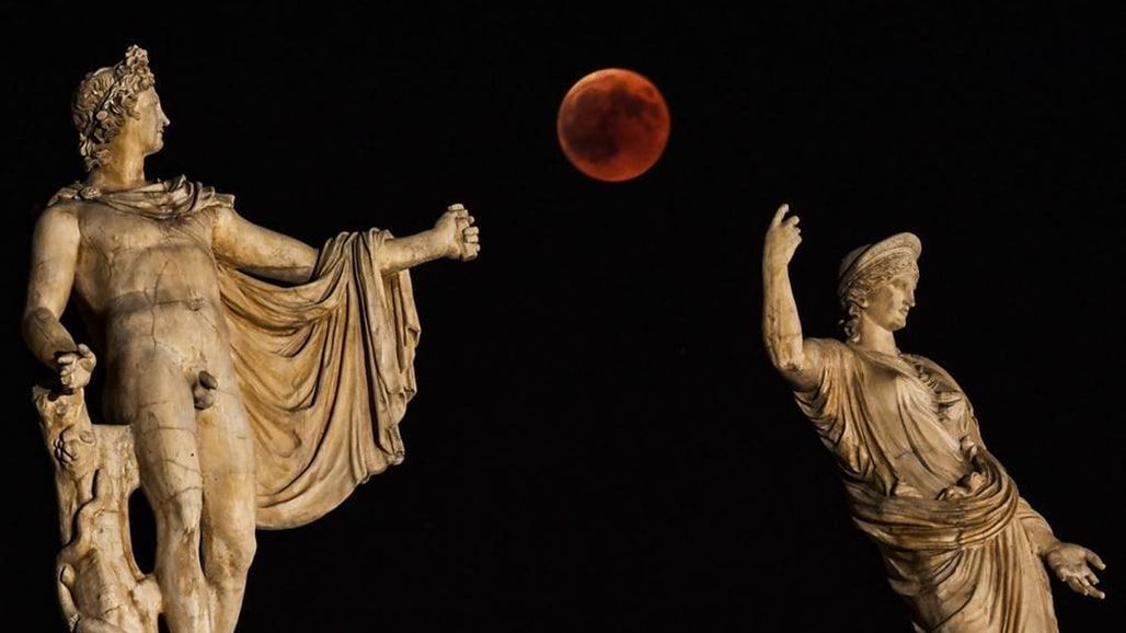 بالصور: "القمر الدموي" يجذب الملايين من سكان الأرض لمشاهدته