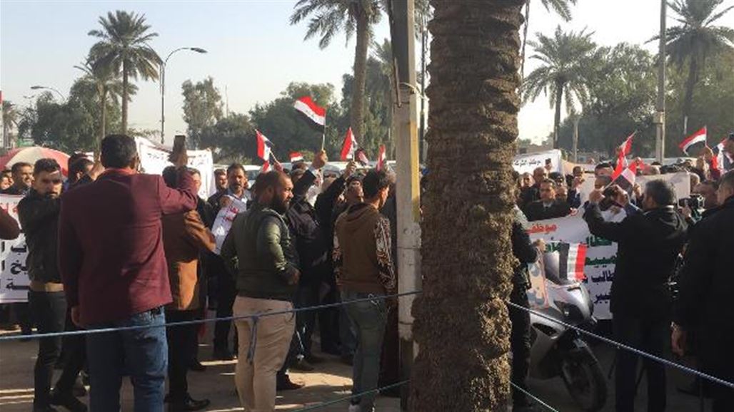 القوات الامنية تقطع طريقا في المنصور ببغداد بسبب تظاهرة
