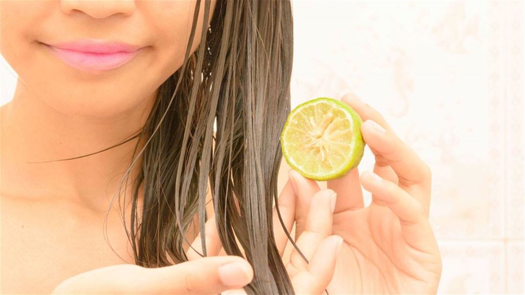 تعرّفي على فوائد الليمون عند وضعه على الشعر