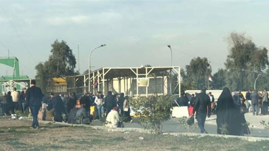 بالصورة.. متظاهرون يعبرون الجسر المعلق باتجاه المنطقة الخضراء ببغداد