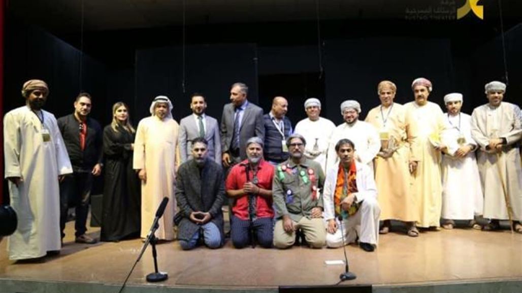 فنانو العراق يقدمون عرضا مسرحيا في سلطنة عمان (صور)