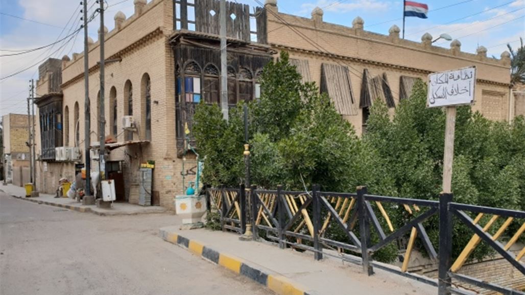 بالصور.. شاب بصري يتبنى مبادرة للحفاظ على نظافة منطقة تراثية مهملة خدمياً