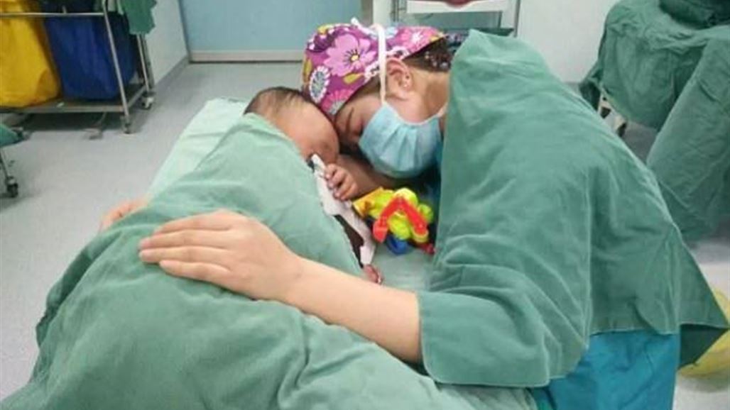 بالصور: ماذا فعلت الممرضة قبل العملية الجراحية لهذا الصبي؟