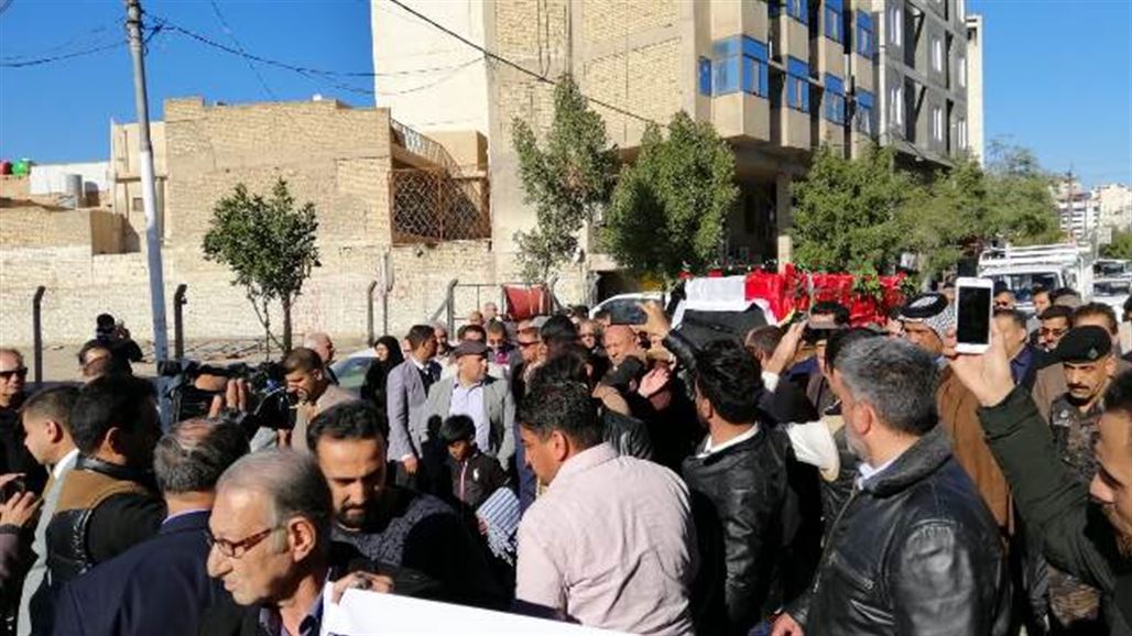 بالصور.. اهالي كربلاء يشيعون جثمان الروائي علاء مشذوب