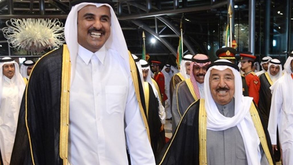 بالصورة.. امير قطر يهدي نظيره الكويتي قميص "بطل اسيا"