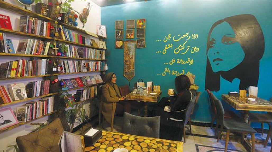 مكتبة ومقهى فيروز في البصرة... تعبير ناعم عن الحنين إلى الشام (صور)