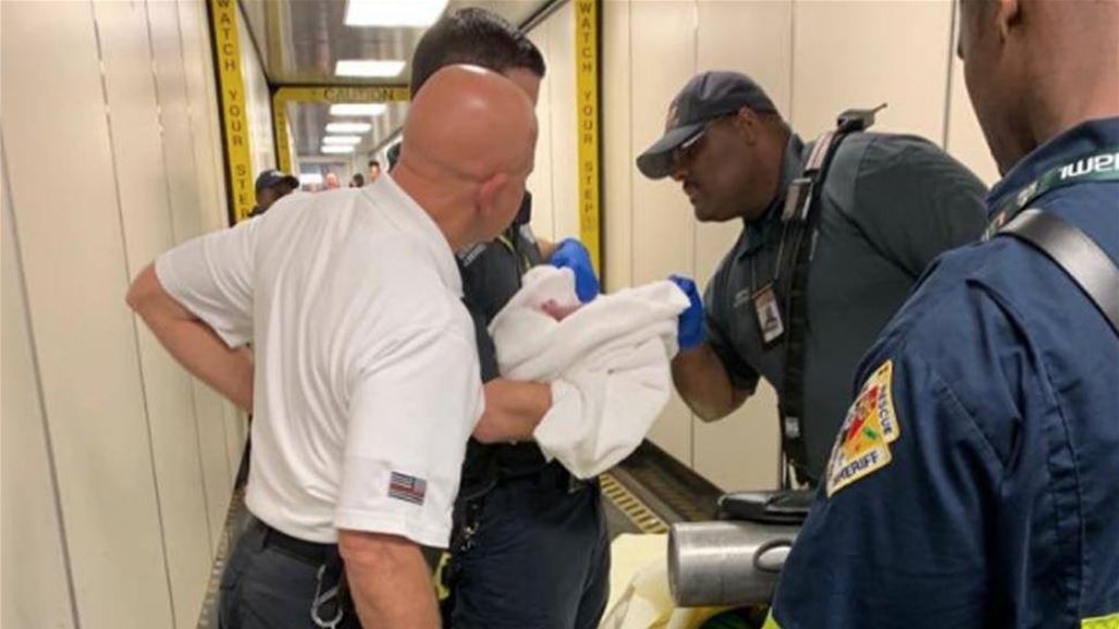 بالصور: ولادة طبيعية على متن الطائرة... خمّنوا ماذا فعلت شركة الطيران!