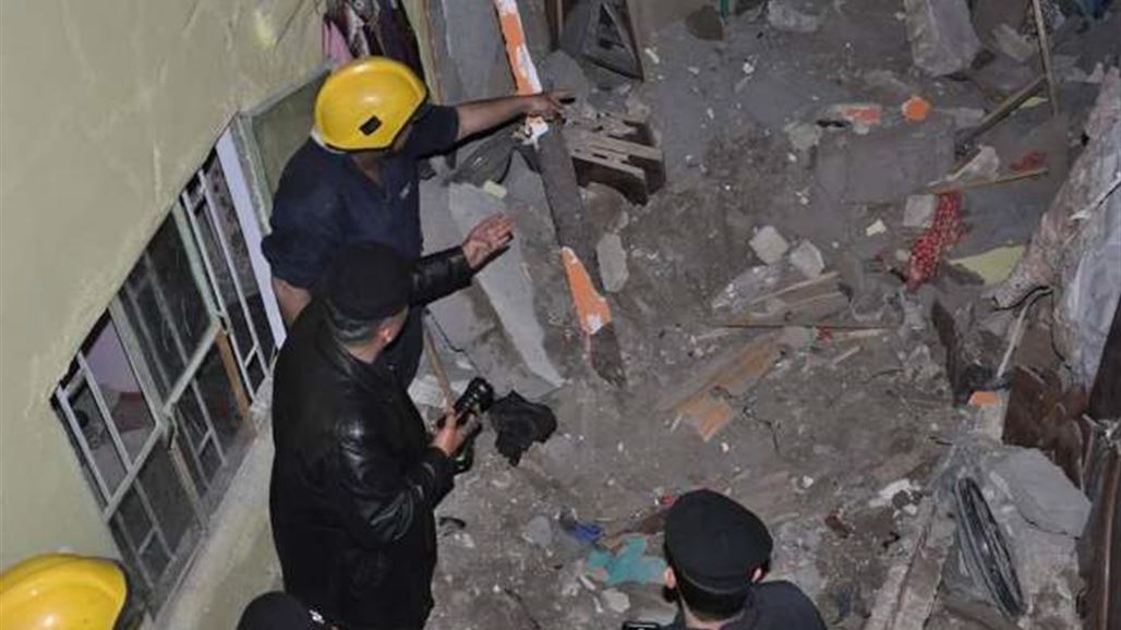 بالصور.. انقاذ اربعة اشخاص من تحت الركام بعد انهيار منزلهم في كربلاء